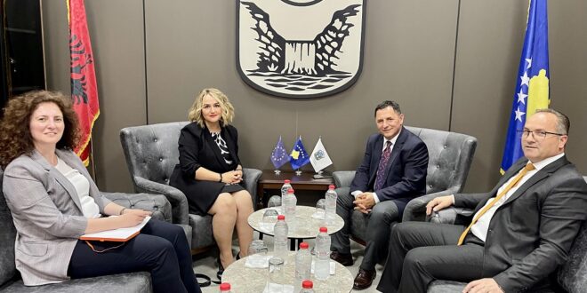 Kryetari, Kastrati dhe nënkryetari, Krasniqi, pritën në takim, drejtoreshën e Odës Ekonomike Gjermano - Kosovare, Nora Hasani - Llapashtica