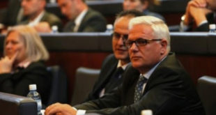Deputetët e PDK-së marrin mesazh telefonik: Mos dilni jashtë Kosovës, në çdo moment mund të ftoheni nga kryetari i partisë