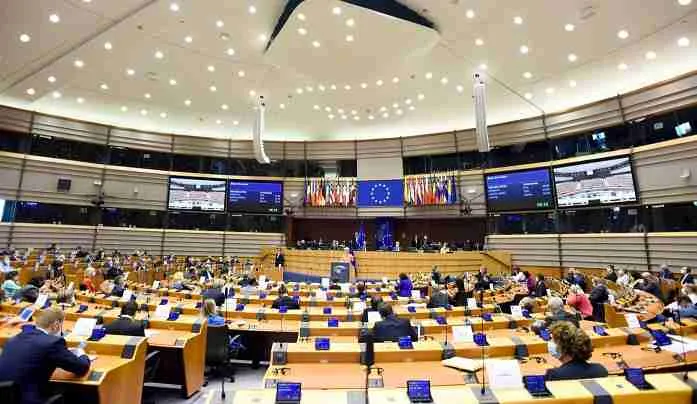 Deputetët evropianë kërkojnë heqjen e menjëhershme të masave ndëshkuese ndaj Kosovës