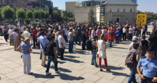 Aktivistë të VV dhe qytetar kanë filluar të mblidhen para ndërtesës së Kuvendit