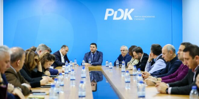 Në një mbledhje të PDK-së u diskutua për gjendjen në pjesën veriore të vendit dhe vendosjen e barrikadave nga serbët