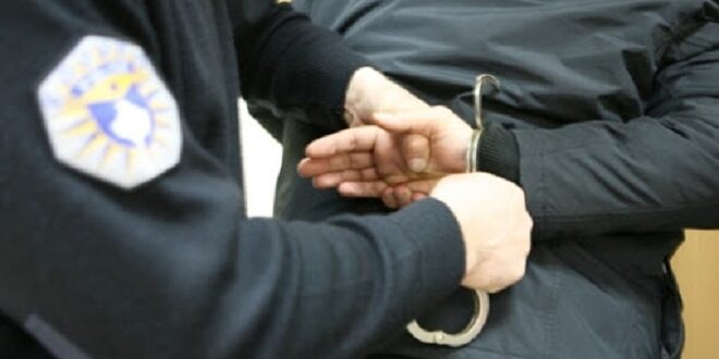 Arrestohet një person i dyshuar për  veprën penale “Mbajtje në pronësi, kontroll ose posedim të paautorizuar të armëve”
