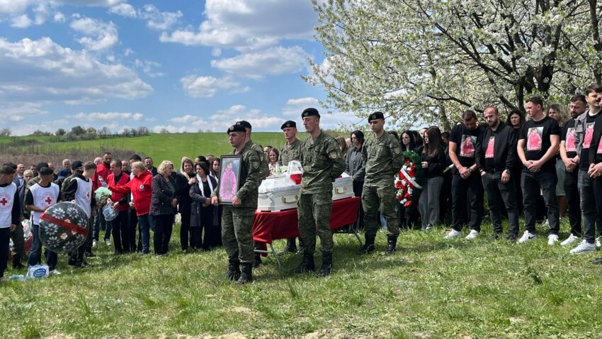 Sot në Prekaz të Epërm u mbajt ceremonia e rivarrimit të Sinan Dautit  i zhdukur gjatë luftës