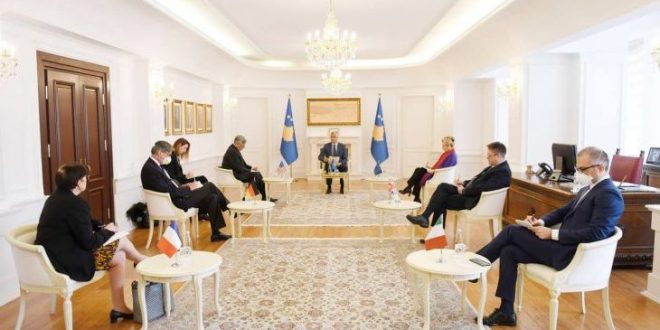 Kryetari i vendit, Hashim Thaçi takon ambasadorët e QUINT-it në Kosovë, diskutojnë për rikuperimin ekonomik