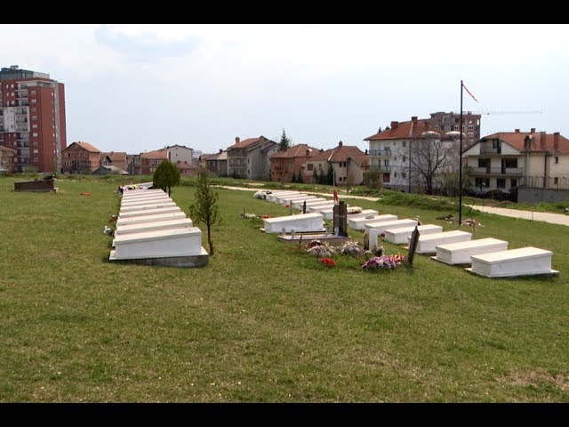 Ministrat Ejup Maqedonci e Andin Hoti kanë bërë homazhe te varrezat e dëshmorëve në Prishtinë