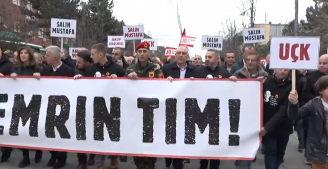 Sot në Prishtinë, bijtë dhe bijat e dëshmorëve protestojnë kundër përpjekjeve të Albin Kurtit për ta amnistuar një kriminel lufte