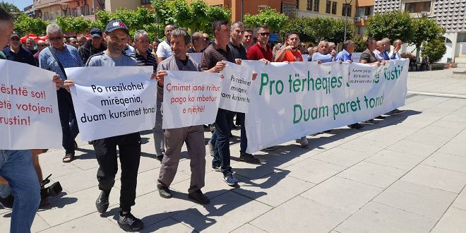 Sot në Prishtinë u mbajtë protestë pro tërheqjes së 30 përqindëshit nga Trusti