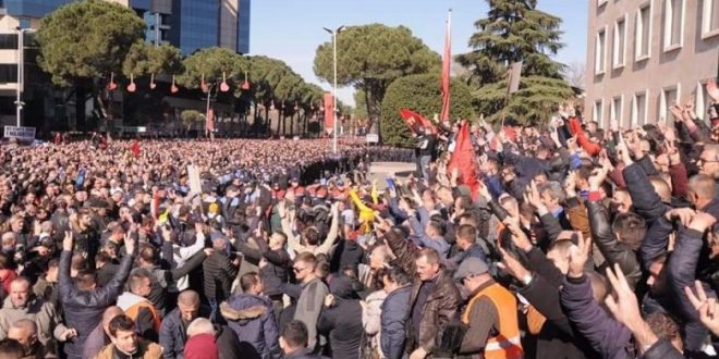 Ambasada e SHBA-së në Tiranë bënë thirrje që të shmanget dhuna në protestën e nësershme të opozitës