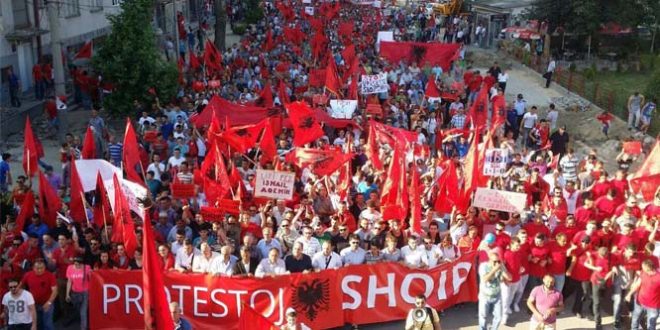 Sot shqiptarët mbajnë protesta kundër regjimi aktual në Maqedoni