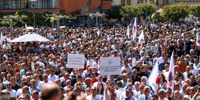 Përfaqësuesit më të lartë të Federatave Sindikale, sot në Prishtinë kanë mbajtur protestën e paralajmëruar kohë më parë