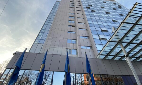 Qeveria në pikëpyetje  Afati afrohet  ende pa marrëveshje