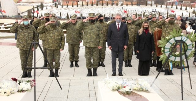 Homazhe në 13 Vjetorin e Pavarësisë së Kosovës nga Ministri Mbrojtjes dhe Komandanti i FSK-së
