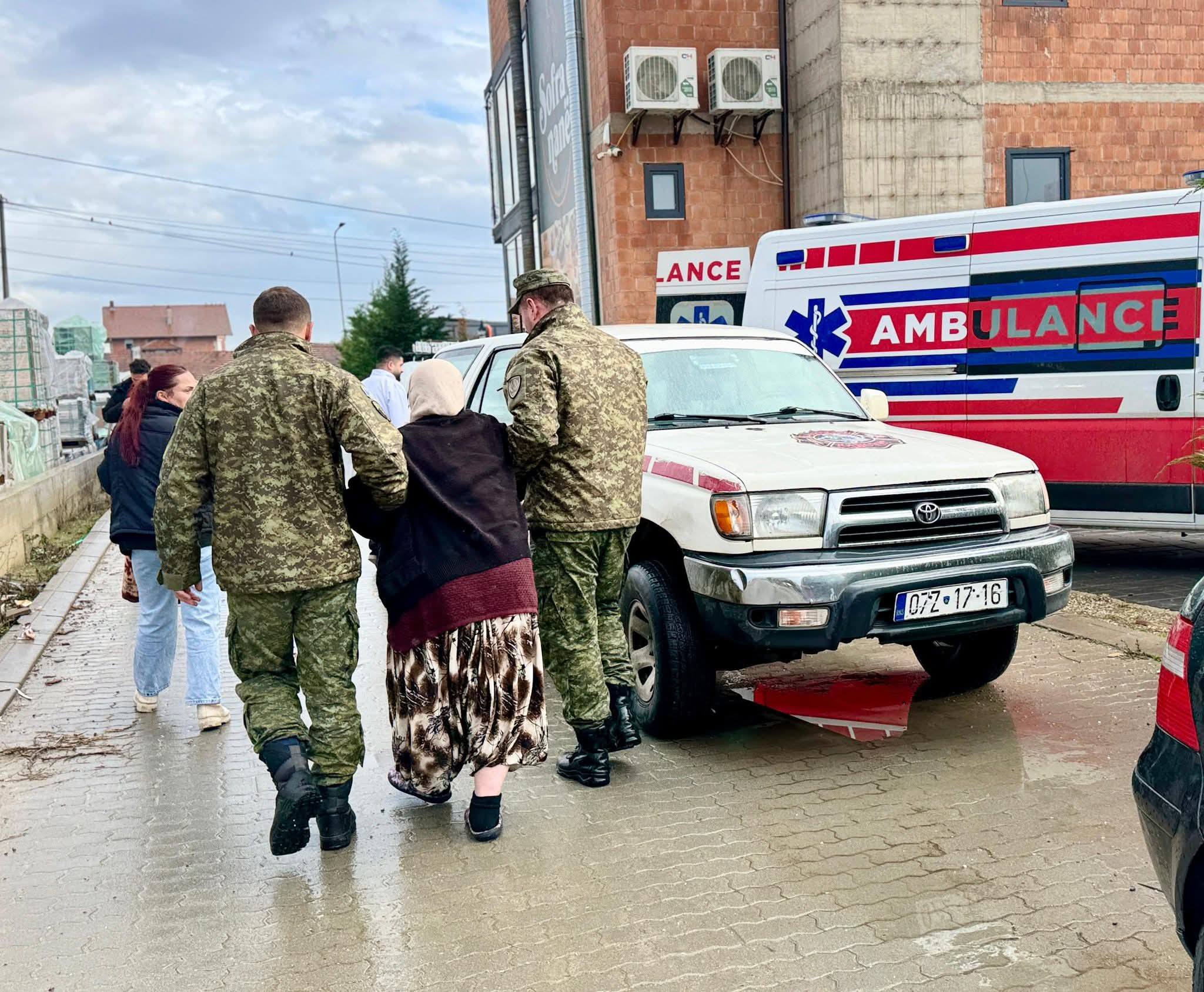 U realizua evakuimi i dy familjeve në fshatin Xërxë