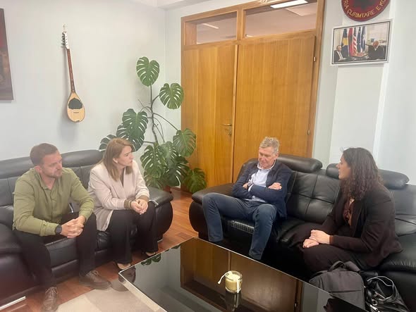 Kordinatorja Ramaj priti në takim përfaqësuesit komunal në kuadër të projekteve zhvillimore