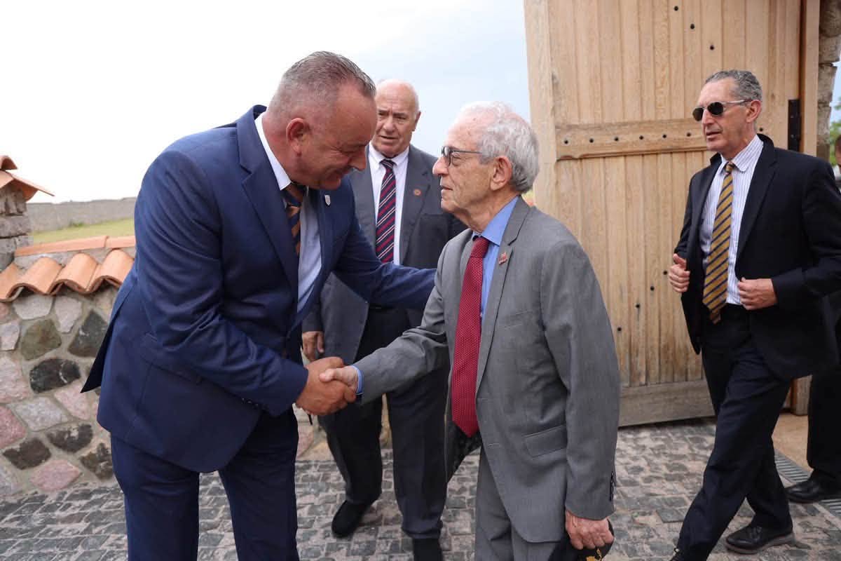Deçani mbetet përherë mirënjohës për mbështetjen e vazhdueshme të Shteteve të Bashkuara të Amerikës dhe për miqtë që kanë qëndruar pranë Kosovës në momentet më të rëndësishme të historisë sonë 
