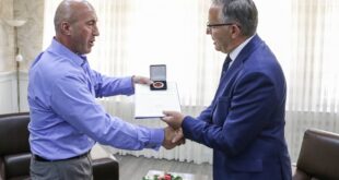 Kryetari i AAK-së, Ramush Haradinaj, sot ka qëndruar për një vizitë te kryetari i qytetit të Mitrovicës, Bedri Hamza