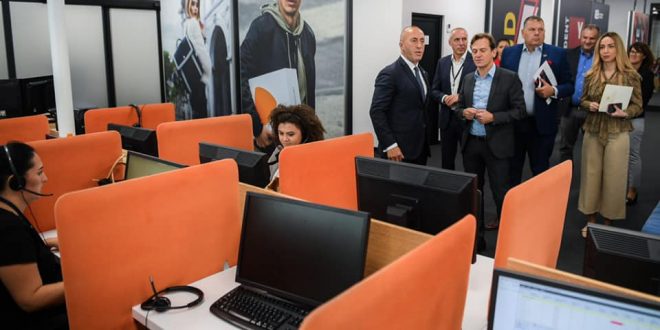 Kandidati për kryeministër nga AAK-PSD, Ramush Haradinaj e viziton kompaninë gjermane në Prishtinë “IQ LINK”
