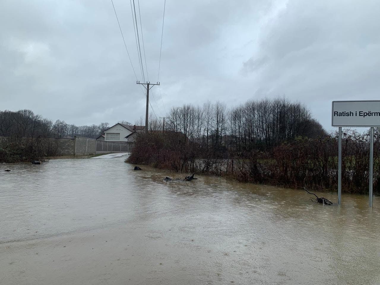 Ekipet e emergjencës së Komunës së Deçanit janë vazhdimisht në terren  me fokus të veçantë në Carrabreg të Ulët  Prilep  Baballoq  Ratishë të Ulët  Dubovik dhe në zonën urbane të qytetit