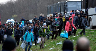 BE paralajmëron Poloninë dhe Hungarinë që të pranojnë migrantët