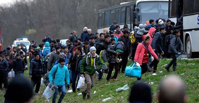 BE paralajmëron Poloninë dhe Hungarinë që të pranojnë migrantët