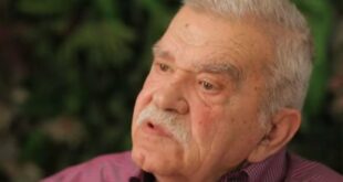 -Shoqëria shqiptare shpesh ka prirjen t’i vendosë figurat publike në piedestal, duke harruar se ata mbeten njerëz me bindje, dobësi, -Nuk mund të kryqëzohet një artist i madh sepse si qytetar ka zgjedhur të mbështesë dikë, ashtu siç miliona njerëz mbështesin parti, drejtues apo ekipe sportive të ndryshme. -Ne shpesh kalojmë menjëherë nga adhurimi në linçim publik. -Një deklaratë e vetme mjafton që rrjetet sociale të harrojnë kontributet e një jete të tërë. -Kjo është padrejtësi morale dhe mungesë kulture demokratike. Albert Z. ZHOLI Kam pasur fatin të zhvilloj shumë takime dhe intervista me aktorin e madh "Nderi i Kombit" Robert Ndrenika. Në jetën e përditshme ai është krejt ndryshe nga shpërthimi artistik që shohim në skenë apo në ekran. Një intelektual i qetë, i mençur, i kulturuar, me një finesë komunikimi që të bën menjëherë për vete. Në bisedë flet me maturi, me humor të hollë dhe me atë urtësi që vjen vetëm nga njerëzit që kanë jetuar shumë dhe kanë lexuar akoma më shumë. Ndërsa në skenë ai shndërrohet krejtësisht: shpërthen me energji, emocion dhe forcë interpretimi, duke e bërë publikun të qeshë, të mendojë apo të përlotet. Bisedat me të kanë qenë gjithmonë si orë mësimi. Nga çdo takim me Robert Ndrenikën merr diçka: kulturë, përvojë jetësore, filozofi të thjeshtë njerëzore dhe mbi të gjitha dashurinë për artin. Pikërisht ndaj, kur shoh reagimet e ashpra ndaj një deklarate të tij si qytetar, mendoj se duhet të dimë të ndajmë figurën e kolosit të skenës shqiptare nga bindjet apo simpatitë personale që ai mund të ketë në jetën e tij private. Debatet shterpw Ende në rrjetet sociale vazhdon të diskutohet deklarata e aktorit të madh shqiptar Robert Ndrenika gjatë paraqitjes së kryebashkiakut Erion Veliaj në seancën gjyqësore të kësaj të premteje. Në atë seancë një numër i madh artistësh kishin shkuar në mbështetje të Veliajt, ndërsa takimi më i komentuar ishte ai i Robert Ndrenikës me kryebashkiakun, pak minuta para nisjes së procesit. Fjalët e aktorit: “Ç’të mbeti nga burgu, do ta vazhdoj unë”, krijuan menjëherë reagime të shumta. Disa e interpretuan si humor të hidhur, disa si solidaritet njerëzor, të tjerë si mbështetje politike. Në rrjetet sociale shpërthyen debatet, kritikat, ironitë dhe madje sulmet personale. Por pikërisht këtu lind nevoja për një reflektim më të thellë: a duhet gjykuar një artist i madh për një deklaratë emocionale të bërë si qytetar? Shoqëria shqiptare shpesh ka prirjen t’i vendosë figurat publike në piedestal, duke harruar se ata mbeten njerëz me bindje, dobësi, simpati dhe preferenca personale. Një artist nuk jeton vetëm në skenë. Ai ka dy jetë: jetën artistike dhe jetën qytetare. Në skenë ai i përket publikut, historisë dhe artit; jashtë saj ai i përket vetes, bindjeve dhe emocioneve të tij njerëzore. Aktor i madh Robert Ndrenika është një nga aktorët më të mëdhenj shqiptarë të të gjitha kohërave. Breza të tërë janë rritur me rolet e tij në teatër dhe kinematografi. Ai nuk është thjesht një aktor i suksesshëm, por një institucion më vete i artit shqiptar. Emri i tij lidhet me dhjetëra role që kanë hyrë në memorien kolektive të shqiptarëve. Nga “Horizonte të hapura”, “I teti në bronx”, “Kapedani”, “Koncert në vitin 1936”, “Në shtëpinë tonë”, “Mësonjtorja”, “Prefekti”, “Nëntori i dytë”, “Besa e kuqe”, “Shirat e vjeshtës”, “Shi në plazh” e deri te dhjetëra interpretime të tjera në teatër, Robert Ndrenika ka qenë një shkollë më vete interpretimi. Figura e tij artistike është ngritur mbi talentin, punën dhe përkushtimin shumëvjeçar ndaj skenës shqiptare. Vetëm roli i Qazim Mulletit tek filmi “Prefekti” do të mjaftonte që emri i tij të mbetej përgjithmonë në historinë e kinemasë shqiptare. Ndërsa personazhe të tjerë si Stefi, Agush Kalemi apo Fotaqi treguan dimensionin e jashtëzakonshëm të një aktori që dinte të lëvizte mes humorit, dramës dhe tragjikomikes me një natyrshmëri të rrallë. Deklarata spontane Por gjithë kjo pasuri artistike nuk mund dhe nuk duhet të fshihet nga një deklaratë spontane apo nga një simpati personale politike. Nuk mund të kryqëzohet një artist i madh sepse si qytetar ka zgjedhur të mbështesë dikë, ashtu siç miliona njerëz mbështesin parti, drejtues apo ekipe sportive të ndryshme. Dikush është me Partizanin, dikush me Tiranën; dikush majtas, dikush djathtas. Kjo është pjesë e pluralizmit dhe e lirisë individuale. Është e mundur që Robert Ndrenika të ketë simpati njerëzore për Erion Veliajn. Është gjithashtu e mundur që ai ta vlerësojë për investimet që janë bërë në art, kulturë, teatro apo aktivitete artistike gjatë kohës që Veliaj drejtoi Bashkinë e Tiranës. Kjo mbetet zgjedhje personale dhe nuk cenon aspak madhështinë e tij si artist. Problemi qëndron tek mënyra sesi shoqëria jonë reagon. Ne shpesh kalojmë menjëherë nga adhurimi në linçim publik. Një deklaratë e vetme mjafton që rrjetet sociale të harrojnë kontributet e një jete të tërë. Kjo është padrejtësi morale dhe mungesë kulture demokratike. Në vendet me traditë demokratike artisti ndahet nga bindja e tij politike. Askush nuk ua mohon veprat artistëve sepse votojnë majtas apo djathtas. Arti nuk është gjykatë politike. Një aktor nuk matet me deklaratat e momentit, por me atë që ka lënë në kulturën kombëtare. Robert Ndrenika ka lënë shumë më tepër sesa një fjali të komentuar në rrjetet sociale. Ai ka lënë personazhe, emocione, humor, lot dhe kujtime që jetojnë prej dekadash në publikun shqiptar. Rreziku Një komb që nuk respekton ikonat e tij artistike rrezikon të humbasë kujtesën kulturore. Kritika është normale dhe demokracia e lejon debatin, por debati nuk duhet të kthehet në fshirje të figurës së një artisti që i ka dhënë aq shumë kulturës shqiptare. Ndaj, përtej polemikave të ditës, duhet të dimë të ndajmë artistin nga qytetari. Robert Ndrenika mbetet një kolos i skenës shqiptare. Ndërsa Robert Ndrenika qytetar ka të drejtën e tij të mendojë, të ndiejë dhe të mbështesë kë të dojë. Pikërisht kjo ndarje është thelbi i një shoqërie demokratike dhe i qytetërimit kulturor.