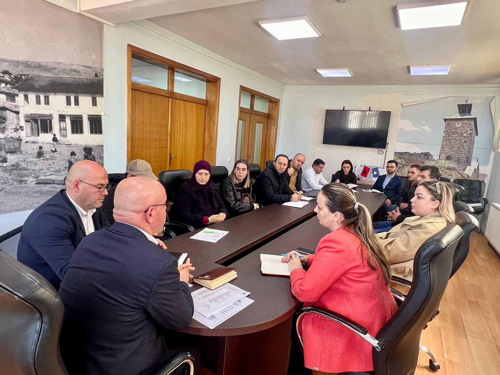 Kryetari Latifi priti në takim pronarët e barnatoreve private që operojnë në Rahovec