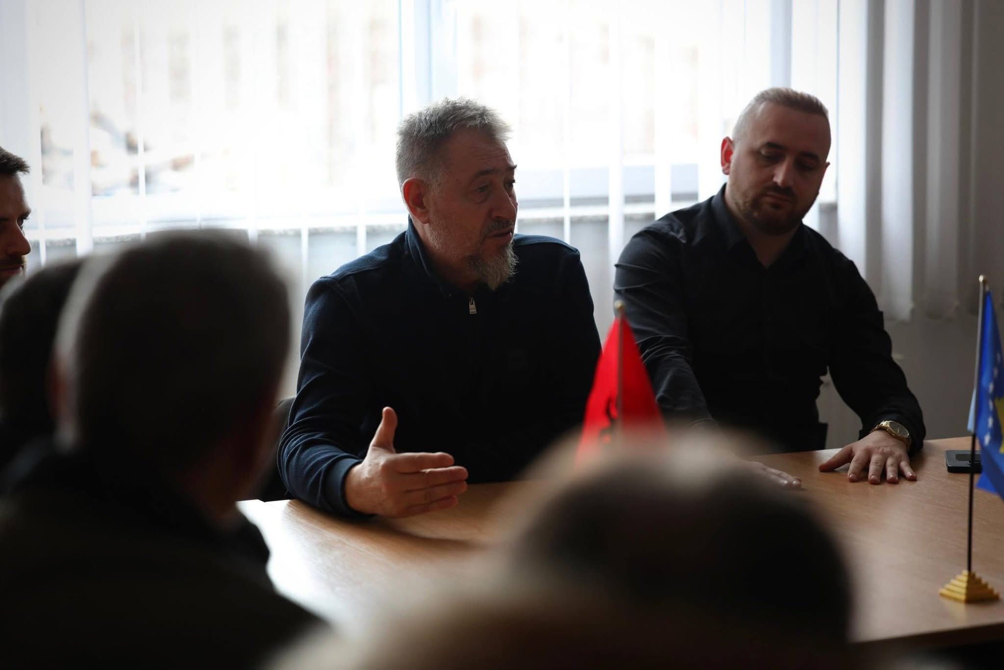 Në Bashkësinë Lokale te Qirezit  u mbajt takimi informues me qytetarë në kuadër të vizitave në terren që po zhvillohen nga Kryetari Sami Lushtaku 