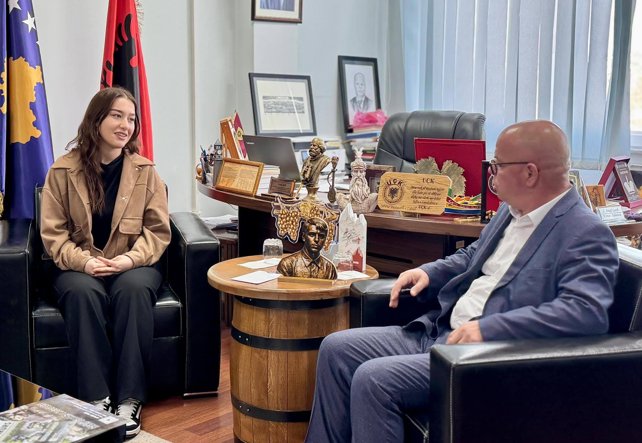 Kryetari Smajl Latifi priti studenten e talentuar Bademe Krasniqi