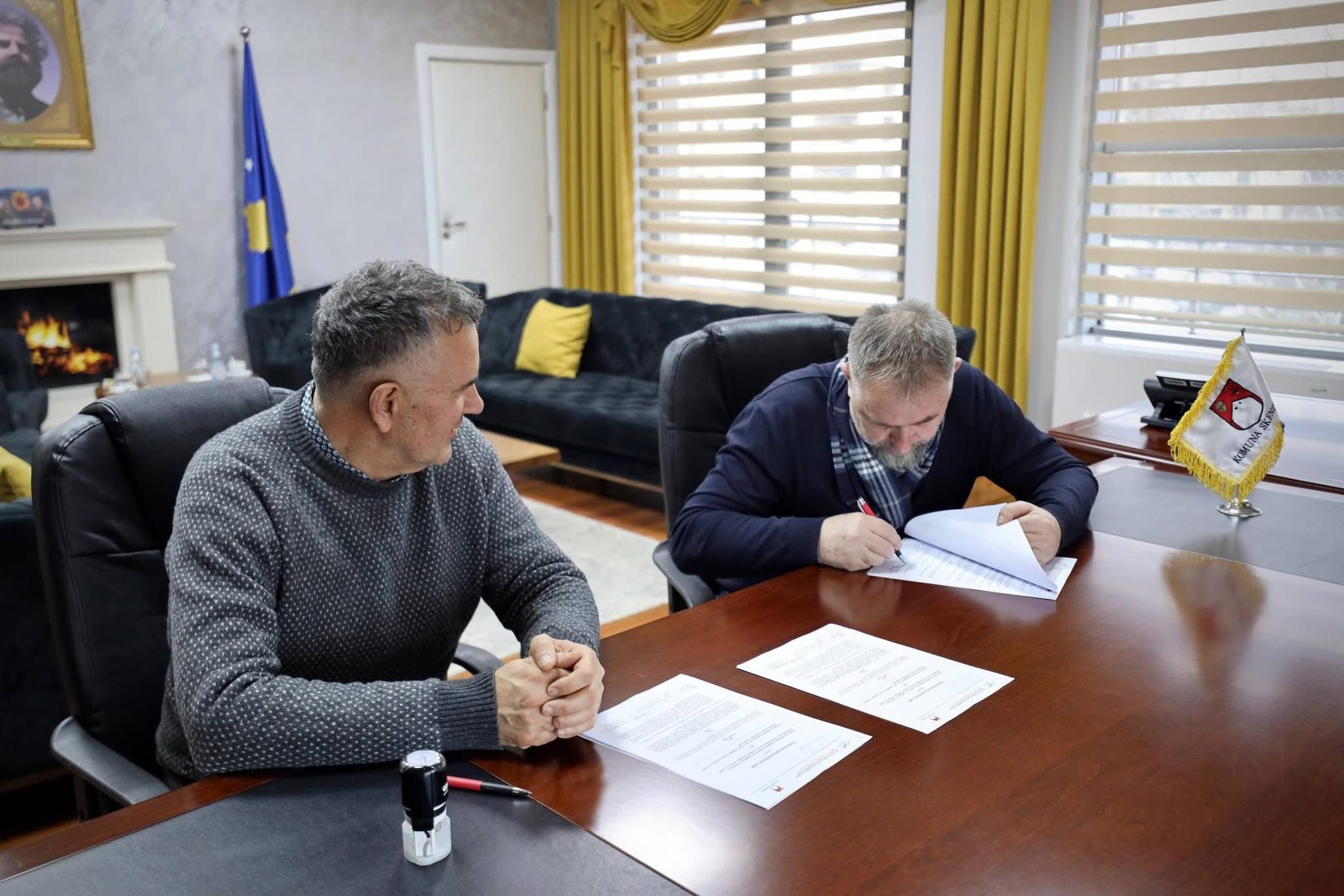 Kryetari Sami Lushtaku  ka nënshkruar marrëveshjen me Iniciativën për Zhvillimin e Bujqësisë së Kosovës me qëllim të rritjes së mbështetjes për fermerët