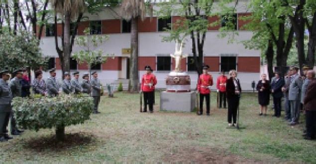 Në shënimin e 8-vjetorit të anëtarësimit të Shqipërisë në NATO, vendoset përkrenarja e Skënderbeut në garnizonin “Skënderbej”