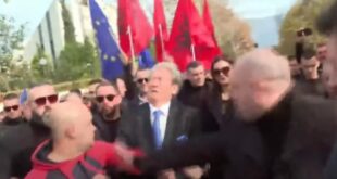 Në ditën e mbajtjes së Samitit BE-Ballkani Evropian, në Tiranë, Sali Berisha sulmohet fizikisht gjatë protestës së opozitës