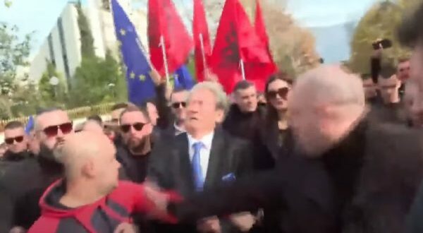 Në ditën e mbajtjes së Samitit BE-Ballkani Evropian, në Tiranë, Sali Berisha sulmohet fizikisht gjatë protestës së opozitës