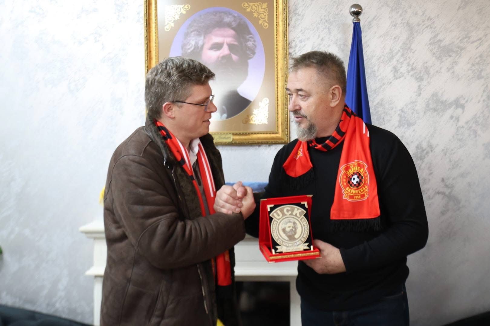 Kryetari Sami Lushtaku priti në takim drejtuesit e FC Drenica 