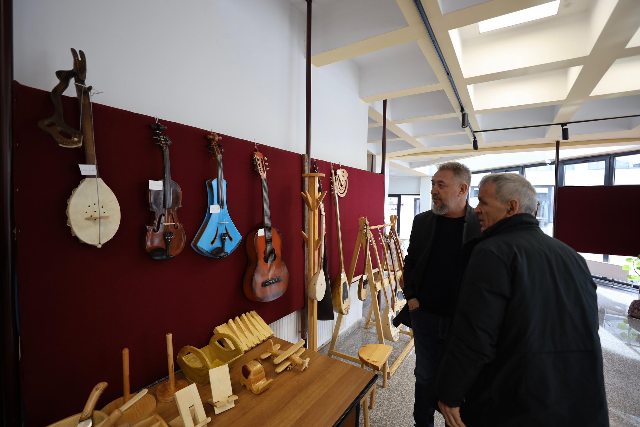 Kryetari Sami Lushtaku  vizitoi ekspozitën me punime artistike të artistëve Behlul Spahiu dhe Cenë Bajraktari