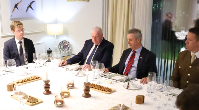 Britania rrit fokusin në siguri  Vernon Coaker në Kosovë  mesazhe të qarta për mbështetje ndaj KFOR it