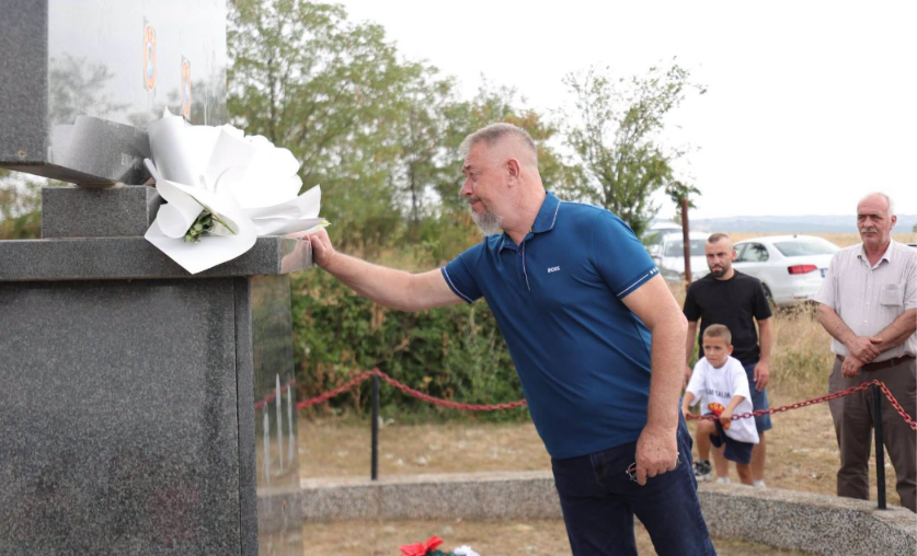 Sami Lushtaku përkujton dëshmorët e familjes Salihaj dhe Nazmi Gashin në 28 vjetorin e rënies
