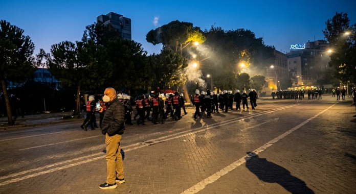 33 të arrestuar pas protestës në Tiranë  271 arrestime gjatë shtatë ditëve të tubimeve