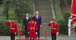 Kryeministri i Kosovës, Albin Kurti pritet në Tiranë me ceremoni shtetërore nga kryeministri Rama