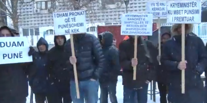 Banorët e fshatit Shipitullë protestojnë para Qeverisë, thonë se nuk u mbajt premtimi pë punësimin e tyre ne KEK