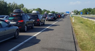 Mërgimtarët që hyjnë në Kosovë më veturat e tyre po vazhdojnë t’i paguajnë polisat kufitare edhe gjatë kësaj vere