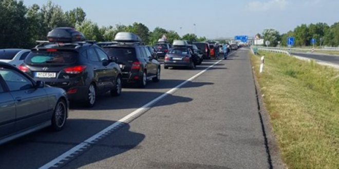 Mërgimtarët që hyjnë në Kosovë më veturat e tyre po vazhdojnë t’i paguajnë polisat kufitare edhe gjatë kësaj vere