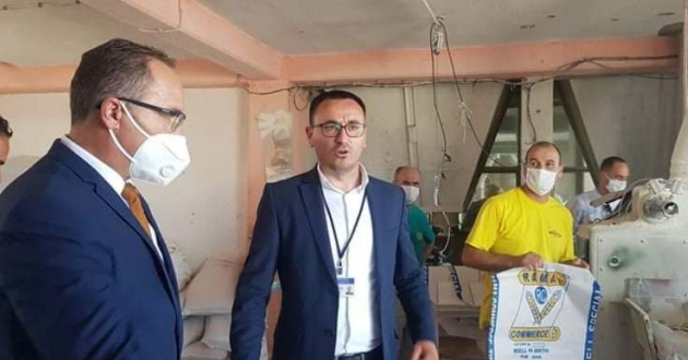 Ministri i MTI-së Vesel Krasniqi më kryeshefin AMK-së Ferki Fejza inspektojnë peshoret e mullinjve