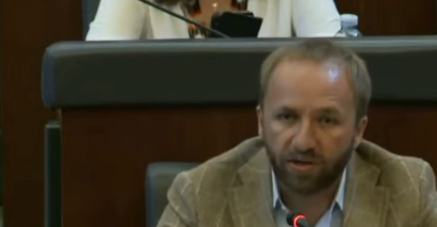 Abelard Tahiri: Qeveria po abstenon prej qeverisjes në katër komunat në veri të Kosovës dhe shqiptarëve që jetojnë atje
