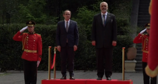 Kryeministri Hoti po e viziton Tiranën, pritet me nderime të larta shtetërore nga garda kombëtare shqiptare
