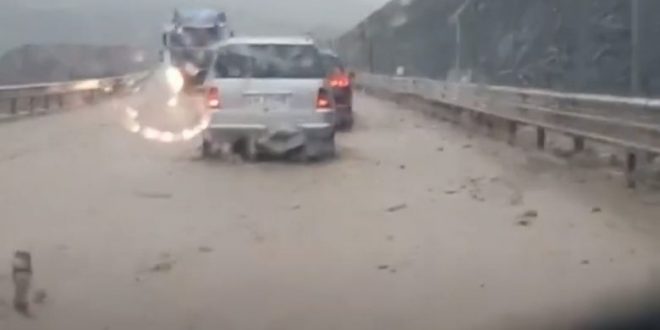 Automjetet kalojnë më vështirësi në ‘Rrugën e Kombit’ pas rrëshqitjes së dheut dhe gurëve