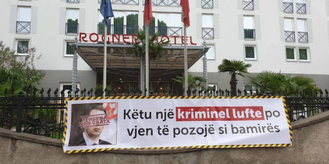 Në Tiranë sot është protestuar kundër vizitës se Vuçiqit me moton "Këtu një kriminel lufte po vjen të pozojë si bamirës"