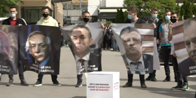 Aktivistë të PDK-së e realizojnë një aksion para ministrisë së Punëve të Jashtme me fotot e të akuzuarve nga Specialja