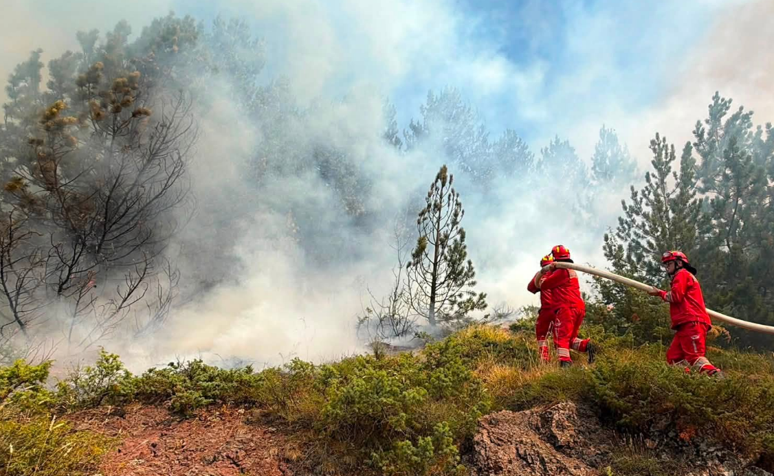 Zjarret përfshijnë disa zona të Shqipërisë  8 vatra mbeten aktive