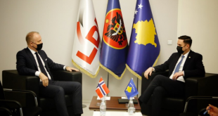 Ambasadori i Norvegjisë në Kosovë, Jens Erik Grondahl takon kryetarin e Lidhjes Demokratike të Kosovës, Lumir Abdixhiku