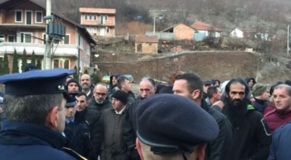 Protestuesit e bllokojnë rrugën Mitrovicë - Stantërg në shenjë pakënaqësie me punësimet e fundit